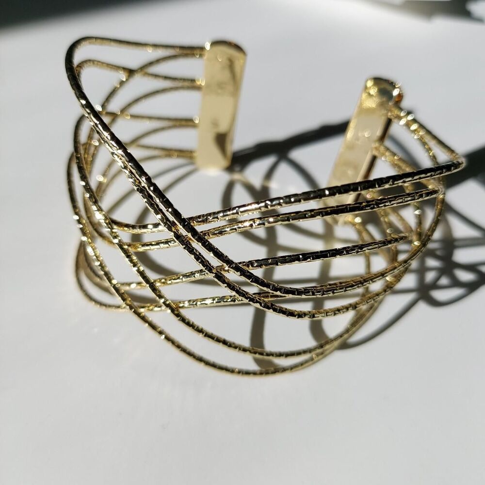 gold crisscross wire bangle